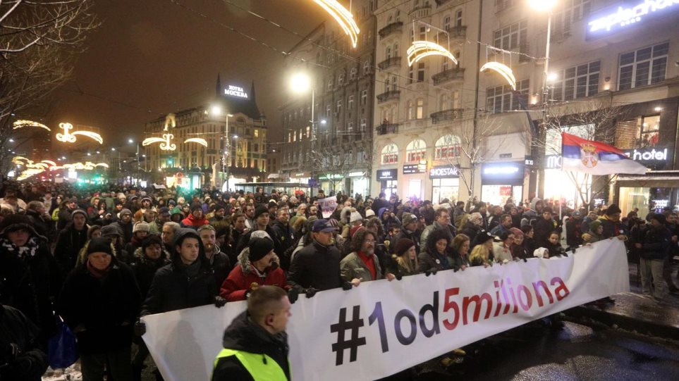 Βελιγράδι: Διαδηλωτές κατέλαβαν το κτίριο της σερβικής τηλεόρασης (δείτε live)