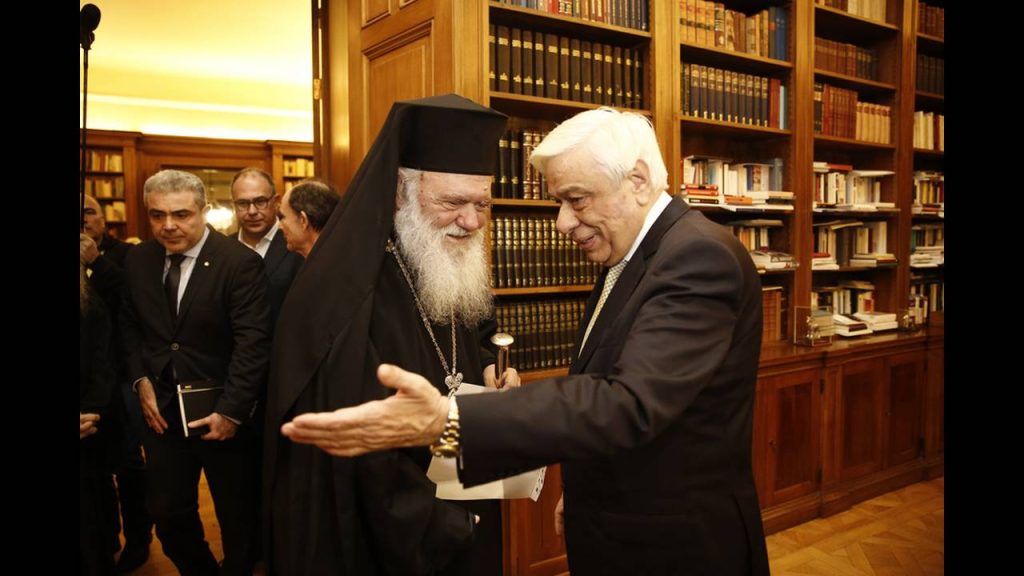 Το παράσημο του Μεγαλοσταύρου του Τάγματος της Τιμής απένειμε στον Αρχιεπίσκοπο ο Π.Παυλόπουλος