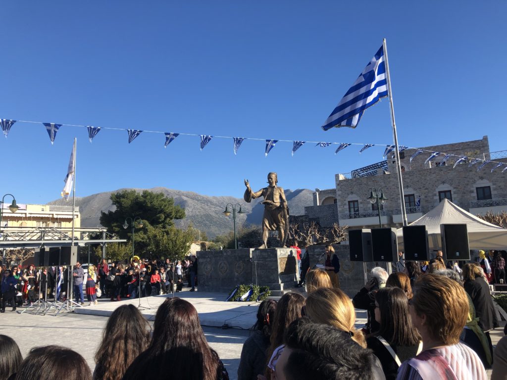 Αρεόπολη Λακωνίας: Ψάλλοντας το «Μακεδονία Ξακουστή» οι Μανιάτες τίμησαν την επέτειο κήρυξης της Επανάστασης στην Μάνη