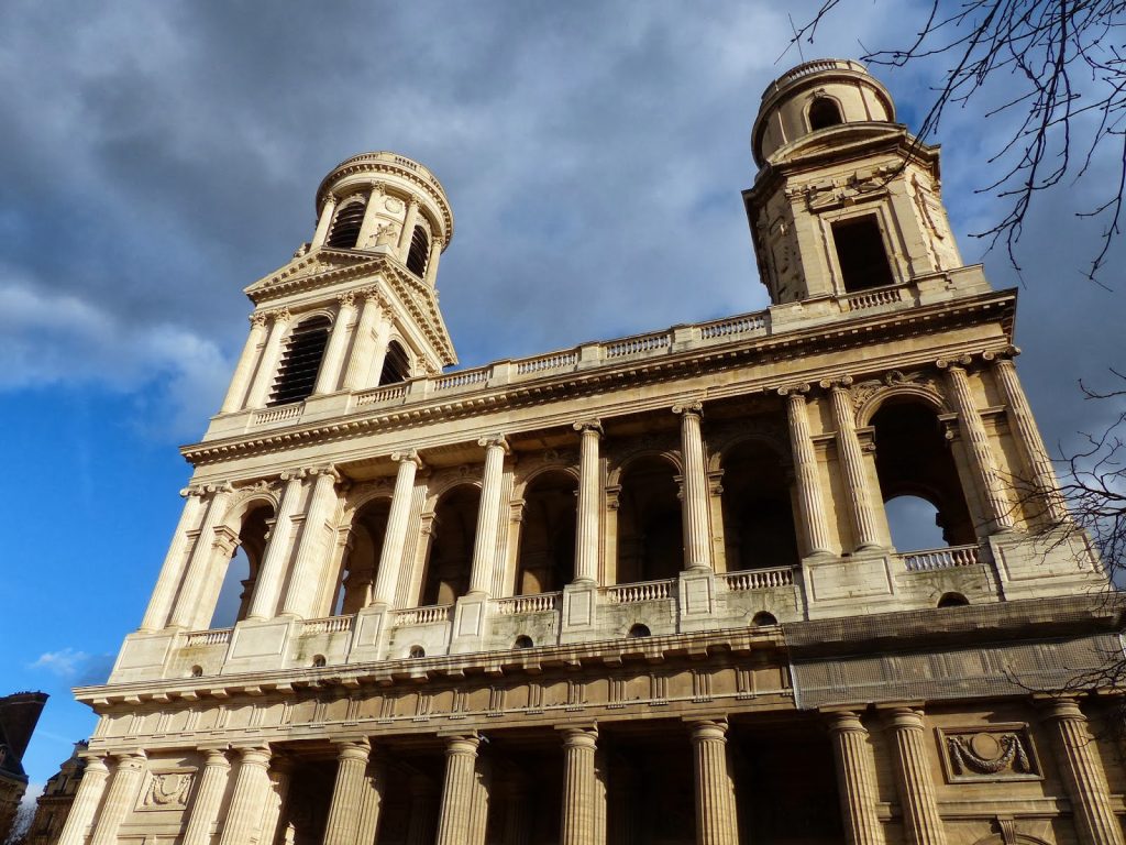 Παρίσι: Φωτιά ξέσπασε στον ιστορικό ναό του Αγίου Σουλπικίου (βίντεο)