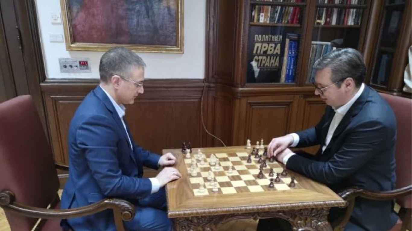 Σερβία: Ο Βούτσιτς έπαιζε… σκάκι την ώρα της πολιορκίας στο προεδρικό μέγαρο!