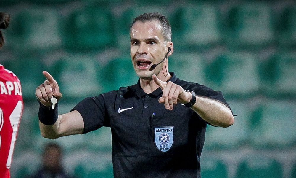 Η πρώτη εμφάνιση του Θανάση Τζήλου στα γήπεδα μετά τον ξυλοδαρμό του (βίντεο)