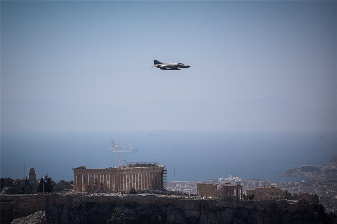 Τα επιβλητικά μαχητικά αεροσκάφη πετούν πάνω από την Αθήνα και δημιουργούν εντυπωσιακές εικόνες (φωτο)