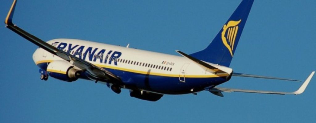«Πιάστηκαν» στα χέρια σε πτήση της Ryanair επειδή μια γυναίκα… δεν φορούσε παπούτσια (βίντεο)