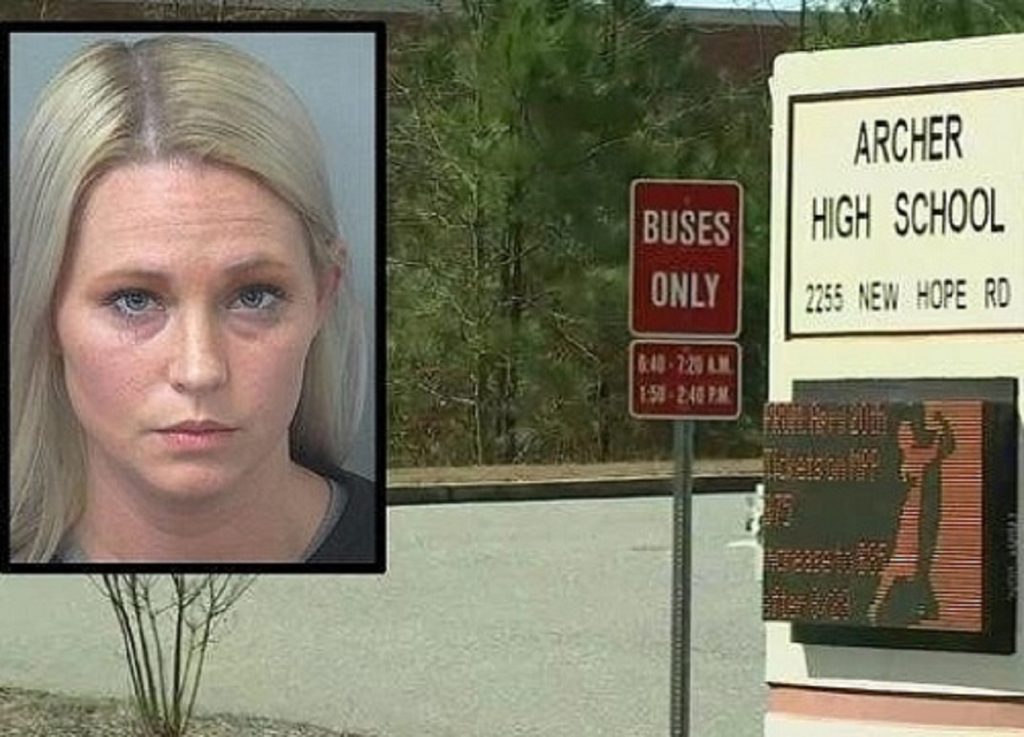 Καθηγήτρια αποπλάνησε τον 17χρονο μαθητή της και συνελήφθη