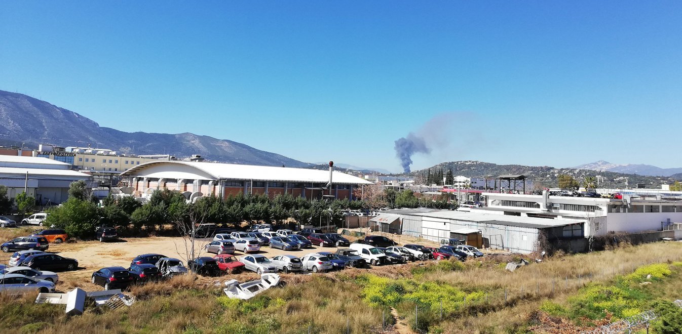 Φωτιά έχει ξεσπάσει σε εργοστάσιο χαρτικών στην Παιανία (βίντεο)