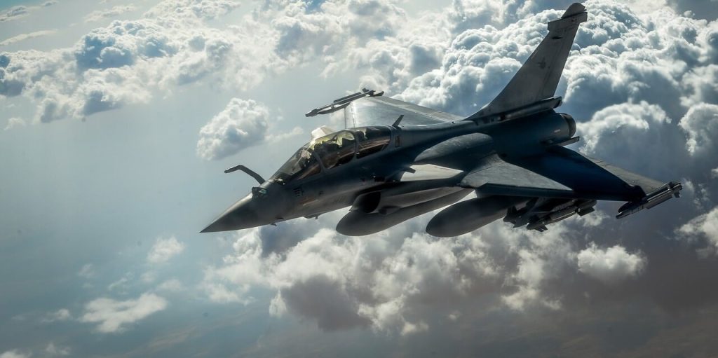 Γαλλικά μαχητικά πετούν πάνω από την Λάρνακα σε χαμηλό ύψος (βίντεο)