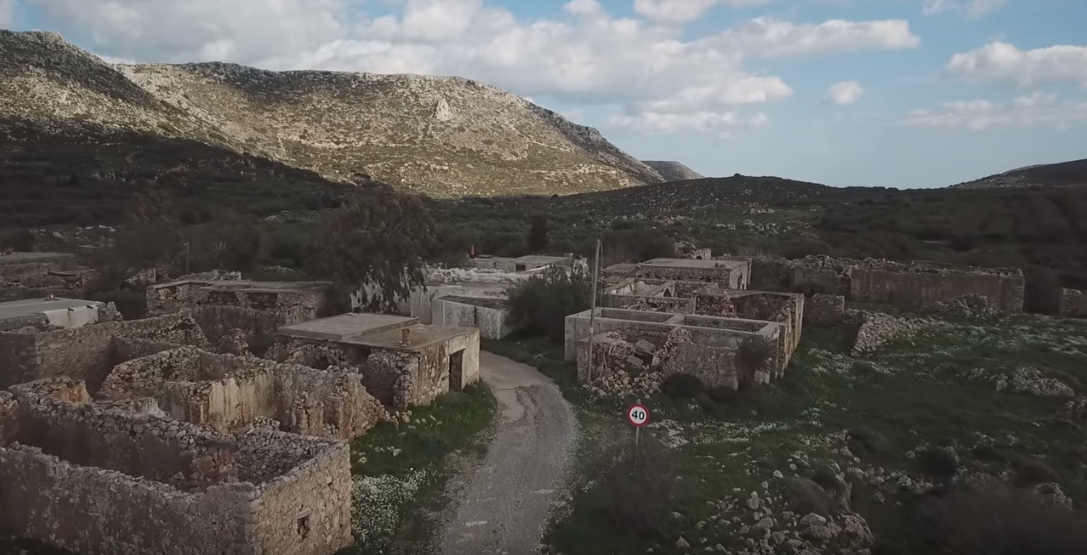 Το χωριό «φάντασμα» της Σητείας μέσα από ένα μαγευτικό βίντεο – Μνήμες και ιστορία μέσα από τα πετρόκτιστα σπίτια