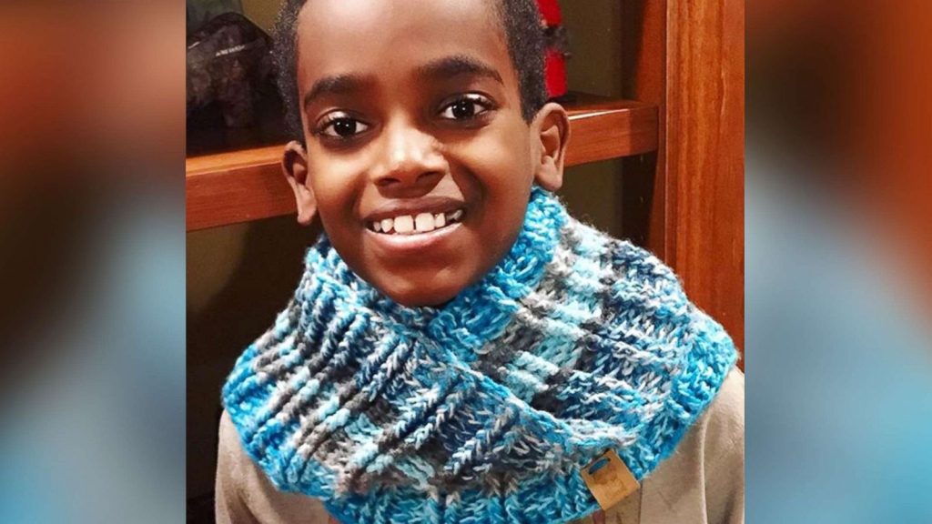 Αυτός είναι ο 11χρονος που έγινε viral λόγω της αγάπης του για το πλέξιμο- Πλέκει 5 ώρες την ημέρα (βίντεο-φωτο)