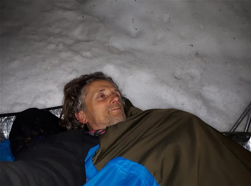 Κρητικός ανέβηκε στον Ψηλορείτη και τραγούδησε το «Μακεδονία ξακουστή» μέσα από μία χιονότρυπα (βίντεο-φωτο)