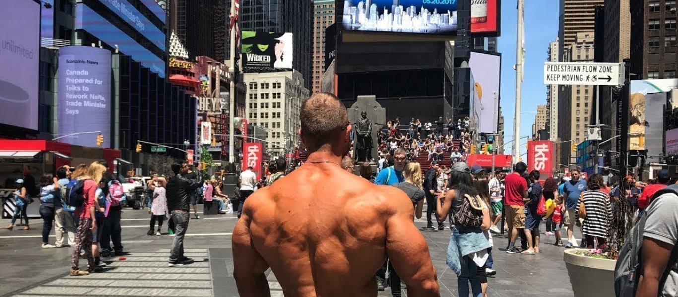 Μοναδικό βίντεο: Τί συμβαίνει όταν bodybuilders αποφασίζουν να πάνε βόλτα στην πόλη χωρίς … μπλούζα; (βίντεο)