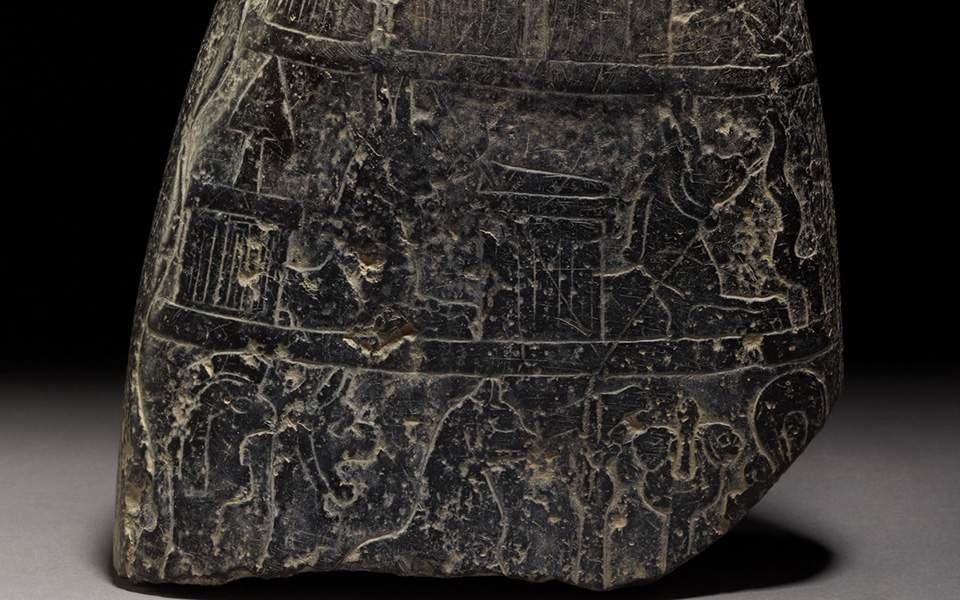 Το Λονδίνο επέστρεψε στη Βαγδάτη σπάνια βαβυλωνιακή στήλη που είχε κλαπεί στον πόλεμο (φωτο)