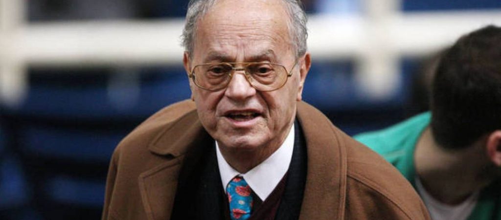 Δείτε τη στιγμή που ο Θανάσης Γιαννακόπουλος ζητούσε να τον θάψουν «αγκαλιά» με τη σημαία του Παναθηναϊκού (βίντεο)