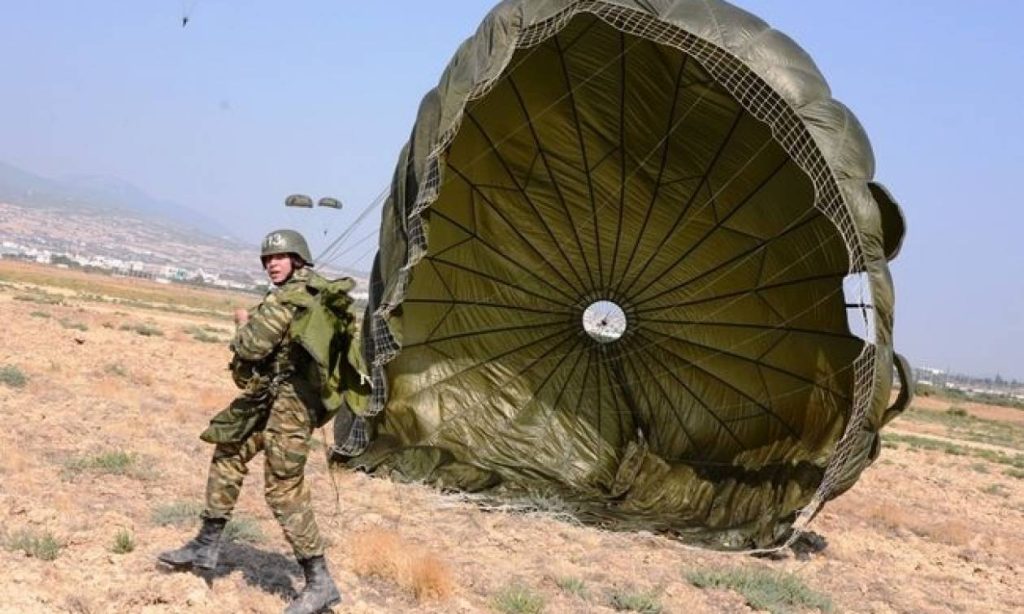 Έμπειρος και με τιμητική διάκριση ο αλεξιπτωτιστής που έπεσε στα καλώδια της ΔΕΗ