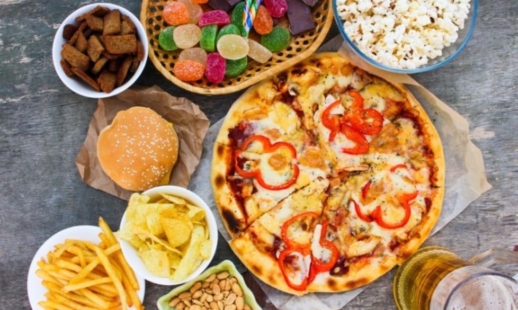Εθισμός στο φαγητό: Ποιες τροφές τον δημιουργούν – Συμπτώματα και θεραπεία