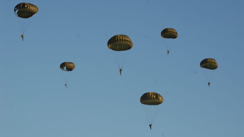 Αλεξιπτωτιστής έπεσε σε καλώδια της ΔΕΗ μετά από πτώση από C130