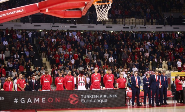 Οπαδός του Ολυμπιακού έβρισε τον Θανάση Γιαννακόπουλο – Η αντίδραση του κόσμου