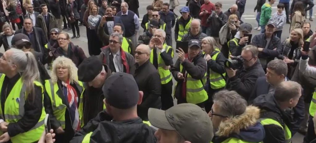 Λονδίνο: Eισβολή διαδηλωτών με κίτρινα γιλέκα στο γραφείο του Γενικού Εισαγγελέα (Βίντεο)