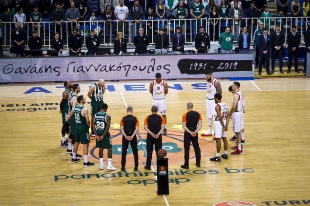 Το ΟΑΚΑ «δάκρυσε» για τον Θανάση Γιαννακόπουλο – Βουβό κλίμα και σύνθημα για τον «τυφώνα» (φώτο-βίντεο)