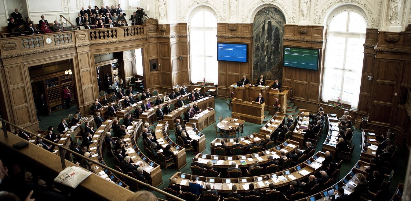 Δανία: Ένα… μωρό προκάλεσε αναταραχή στο κοινοβούλιο – Τι κατήγγειλε η μητέρα βουλευτής