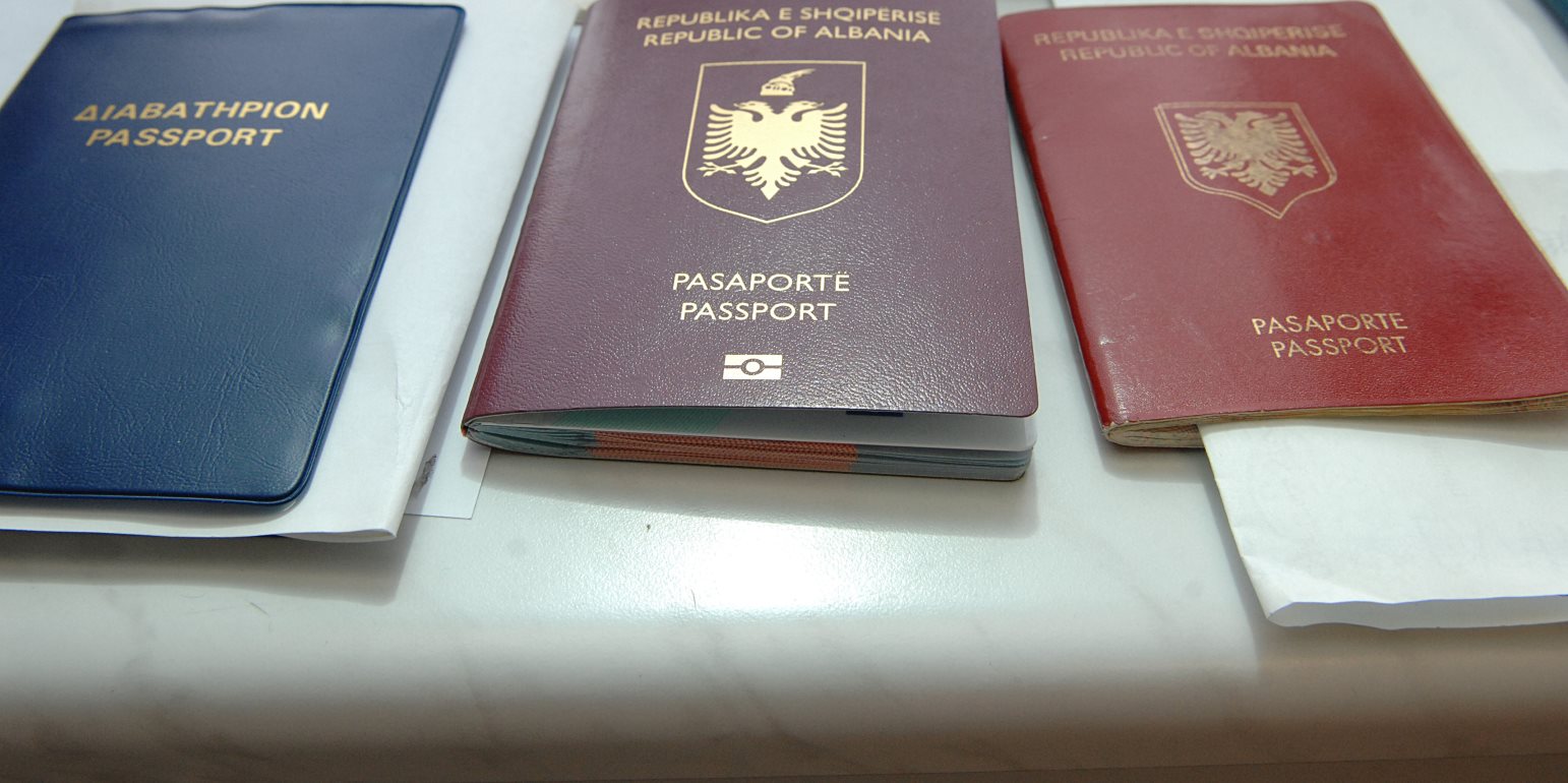 Υπόθεση κλοπής 100 διαβατηρίων: Απολύθηκαν η πρέσβειρα της Αλβανίας στην Αθήνα και ο πρόξενος στα Ιωάννινα