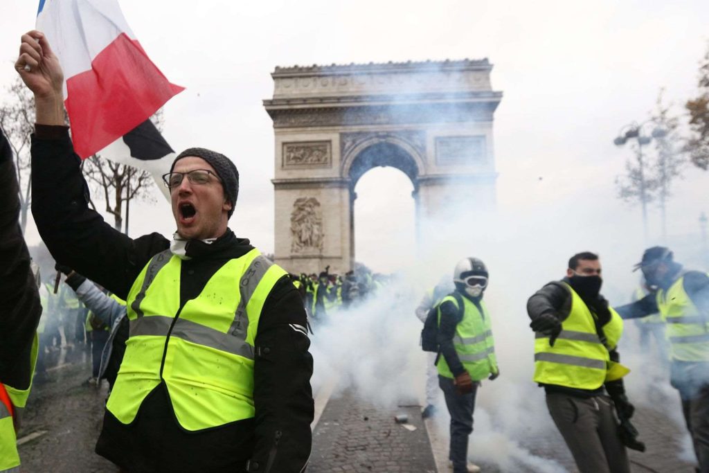 Γαλλία: Διάλυση των συγκεντρώσεων και μαζικές συλλήψεις για τα «Κίτρινα Γιλέκα»
