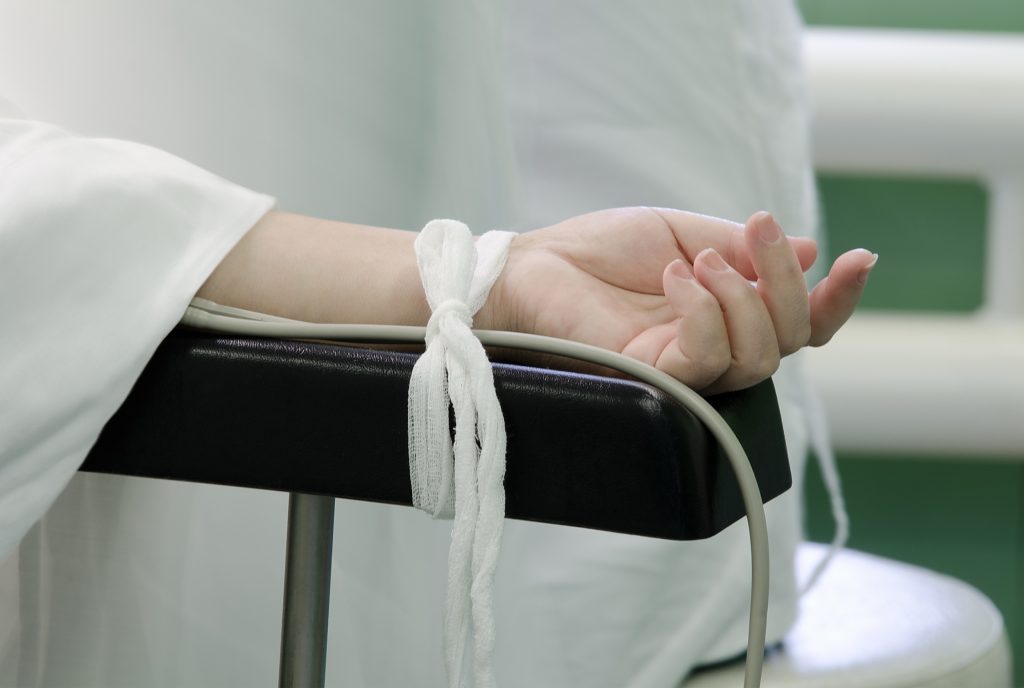 Πόσο μυαλό: Εκανε ένεση με 20 φρούτα για να βελτιώσει την υγεία της και παραλίγο να πεθάνει!