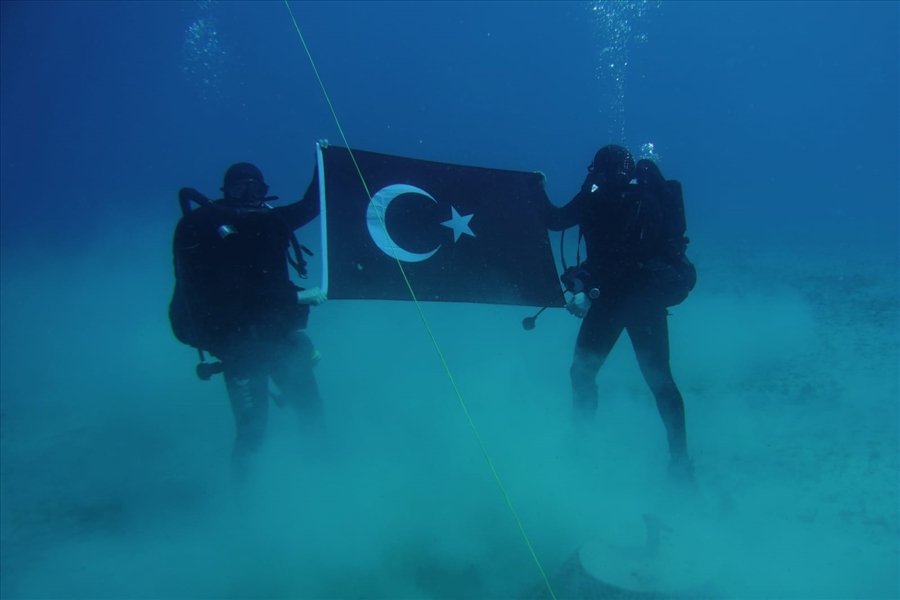 Θρασύτατη πρόκληση από την Άγκυρα: Οι SAS-SAT «άπλωσαν» τουρκική σημαία στο βυθό της Σούδας!