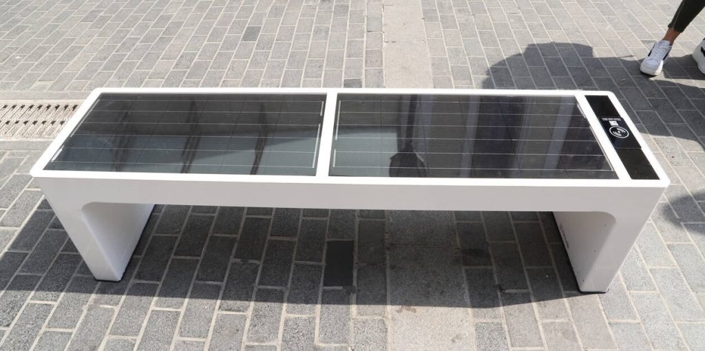 Αυτά είναι τα «έξυπνα» παγκάκια που φορτίζουν κινητά – Δείτε πού θα τα βρείτε (φώτο)