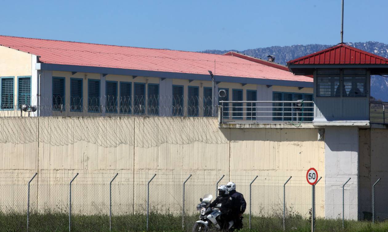 Φυλακές Τρικάλων: Aνήλικος είχε κρύψει ναρκωτικά στα παπούτσια του για να τα παραδώσει στον πατέρα του