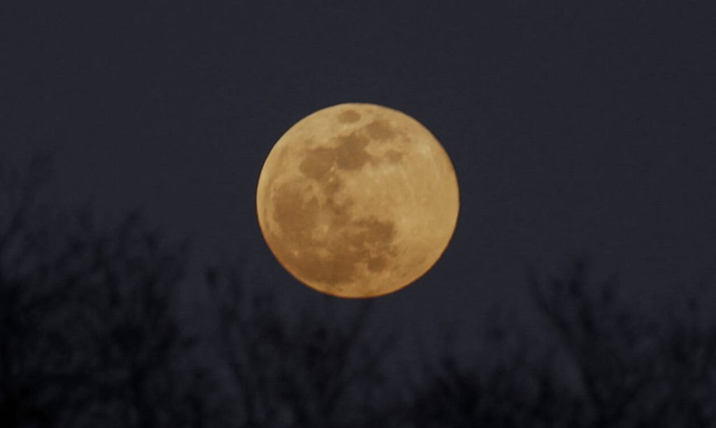 Δείτε εντυπωσιακές φωτογραφίες από την χθεσινή υπερπανσέληνο (φωτο)