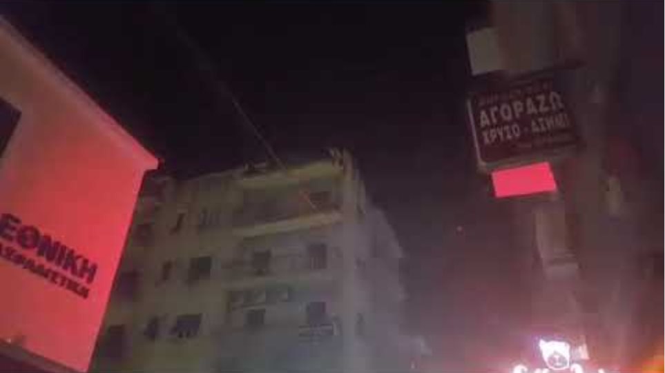 Πάτρα: Ανδρας απειλούσε να πηδήξει στο κενό από κτίριο (φώτο-βίντεο)