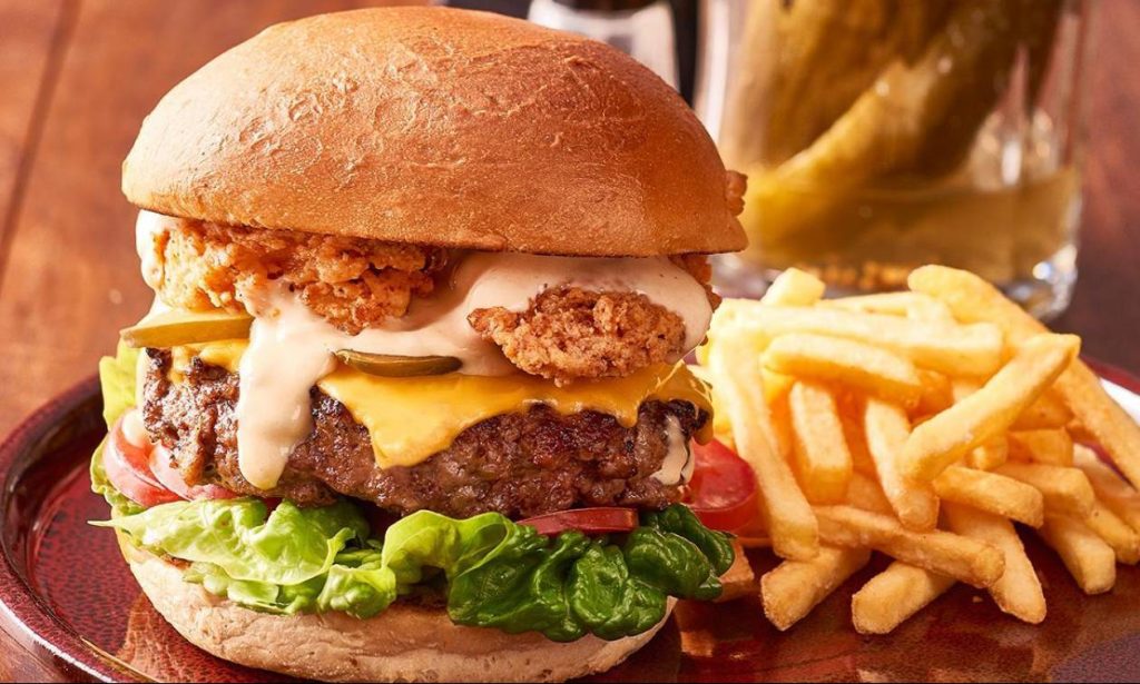 Τα κόλπα που χρησιμοποιούν τα εστιατόρια fast food ώστε να παραγγέλνετε περισσότερο φαγητό (βίντεο)