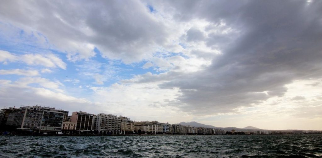 Καιρός: Θυελλώδεις άνεμοι και νεφώσεις αύριο – Πέφτει η θερμοκρασία