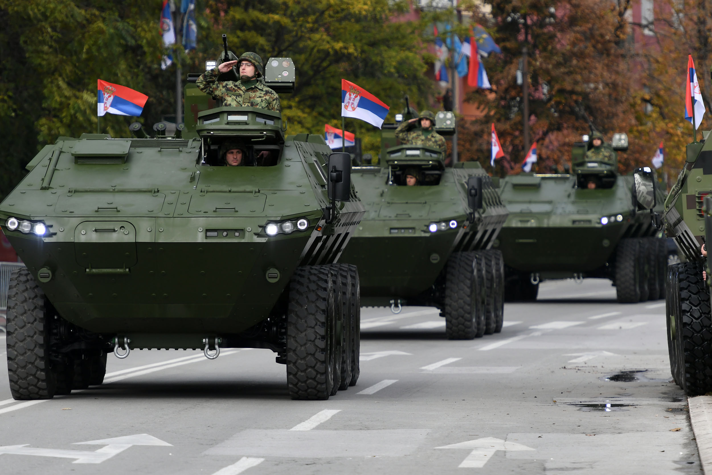 Κλιμάκωση: Σερβικά άρματα μάχης και α/κ πυροβόλα μετακινούνται στα σύνορα με Κόσοβο – Δείτε βίντεο, φωτό