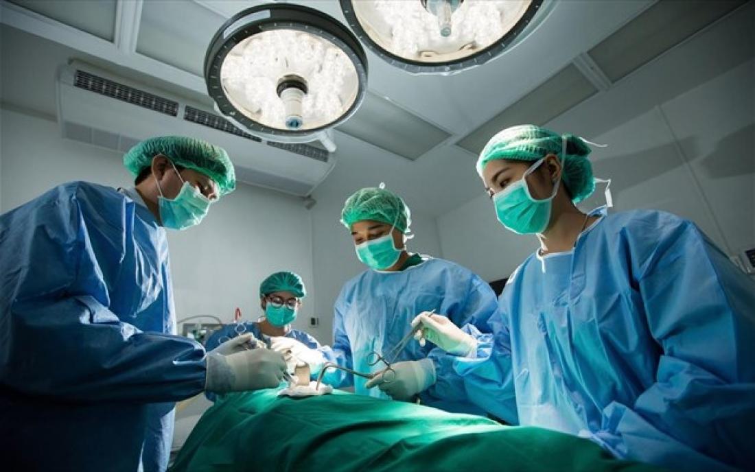 Γνωρίζετε γιατί οι χειρουργοί φοράνε πάντα πράσινες ή μπλε στολές;