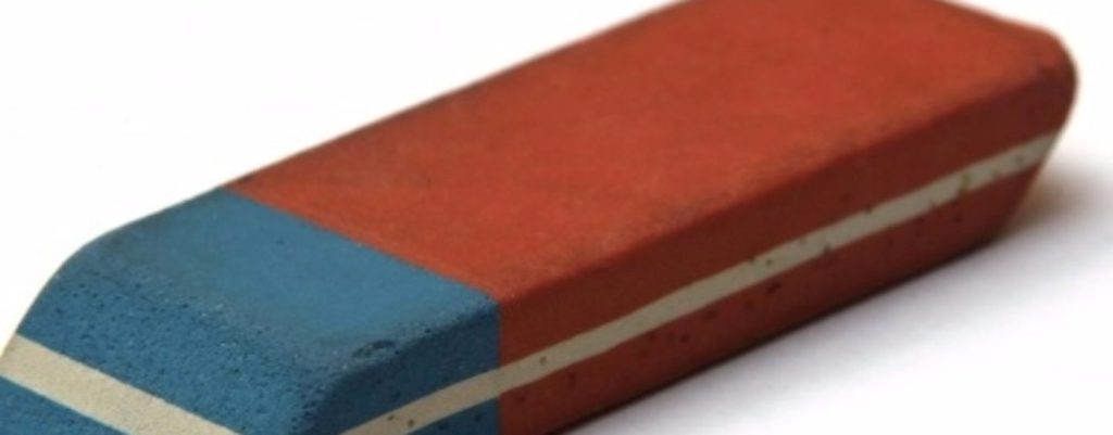 Ένας ακόμη μύθος καταρρέει: Το μπλε κομμάτι της γόμας δεν φτιάχτηκε για να σβήνει στυλό – Tότε που χρησιμεύει;