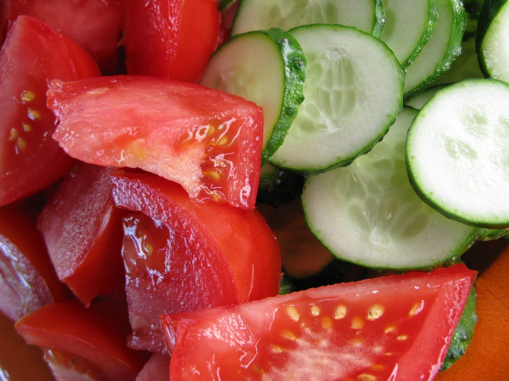 Οι ειδικοί προειδοποιούν: Aυτός είναι ο λόγος που δεν πρέπει να τρώμε ντομάτα μαζί με αγγούρι