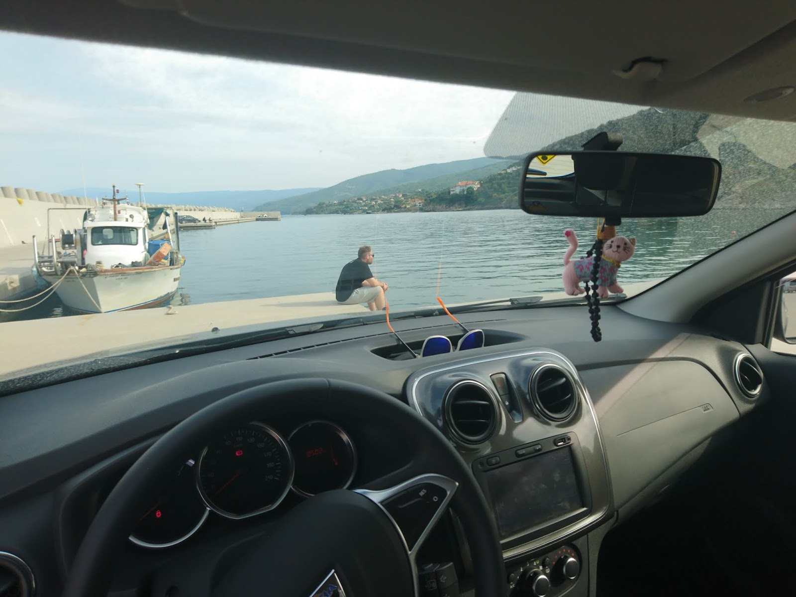 Χαμηλώνετε κι εσείς το ραδιόφωνο όταν ψάχνετε κάτι στον δρόμο;- Δείτε γιατί το κάνουμε