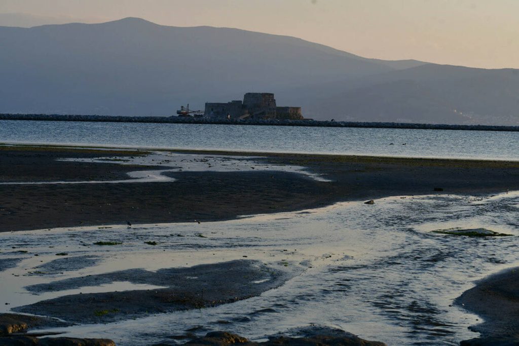 «Εξαφανίστηκε» η θάλασσα στο Ναύπλιο – Οι κάτοικοι την «έχασαν» από τα μάτια τους – Τι συνέβη (φώτο)