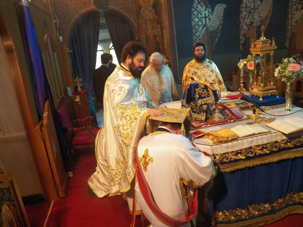 Πανό από πιστούς μέσα σε εκκλησία για τον νέο μητροπολίτη Γλυφάδας – «Είσαι ο δεσπότης της καρδιάς μας» (βίντεο-φωτο)