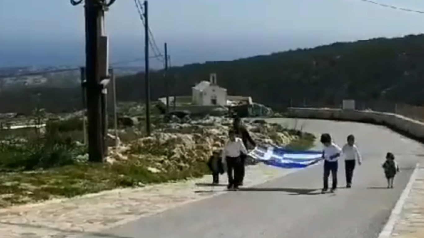 Γαύδος: Τρεις μαθητές και η δασκάλα τους με την ελληνική σημαία τιμούν την 25η Μαρτίου (βίντεο)