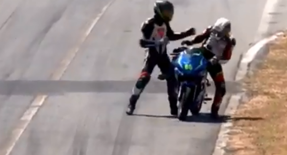 Αγώνες ταχύτητας μοτοσυκλέτας: Πλακώθηκαν στην αγωνιστική πίστα  και έφαγαν διετή αποκλεισμό