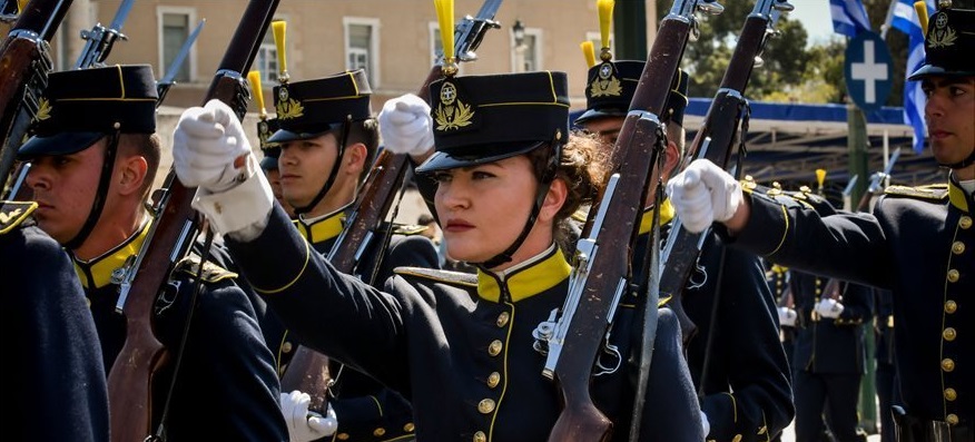 Καμάρι και Εθνική περηφάνεια – Οι γυναίκες που «έκλεψαν» την παράσταση στην στρατιωτική παρέλαση της Αθήνας (φώτο)