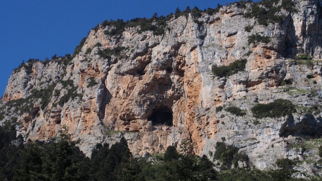 Φθιώτιδα: Βρέθηκε οπλοστάσιο με καλάσνικοφ, γεμιστήρες και σφαίρες σε σπηλιά