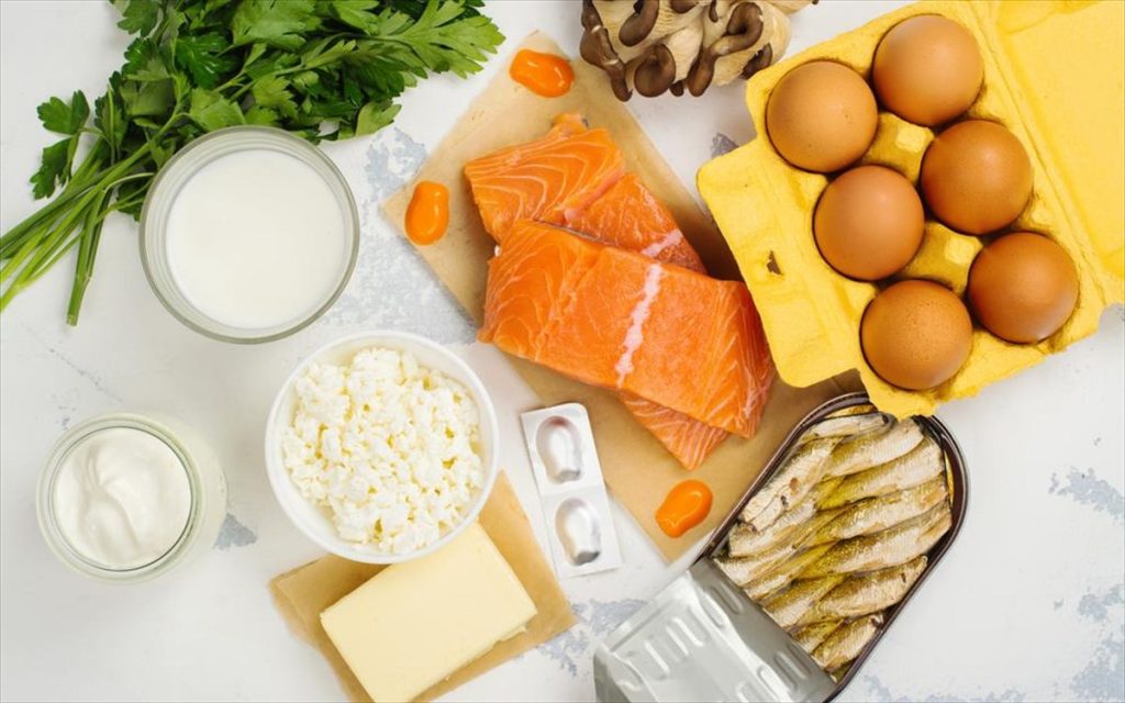 Βιταμίνη D: Σε ποιες τροφές θα την βρείτε – Πόση χρειάζεστε ανά ηλικία – Τι να προσέχετε (βίντεο)