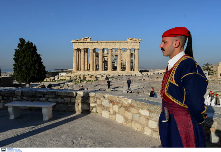 Δείτε φωτογραφίες από την έπαρση της σημαίας από τους Ευζώνους στην Ακρόπολη (φωτο)