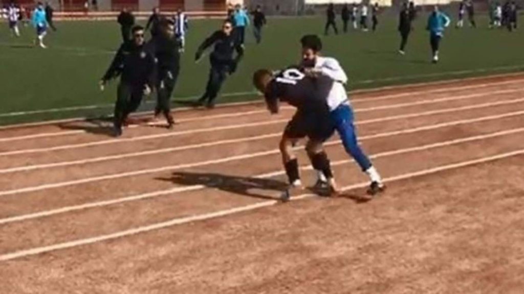 Ρίνγκ αγώνας ποδοσφαίρου στην Τουρκία – 9 κόκκινες, τραυματίες ποδοσφαιριστές και αστυνομικός στο νοσοκομείο (βίντεο)