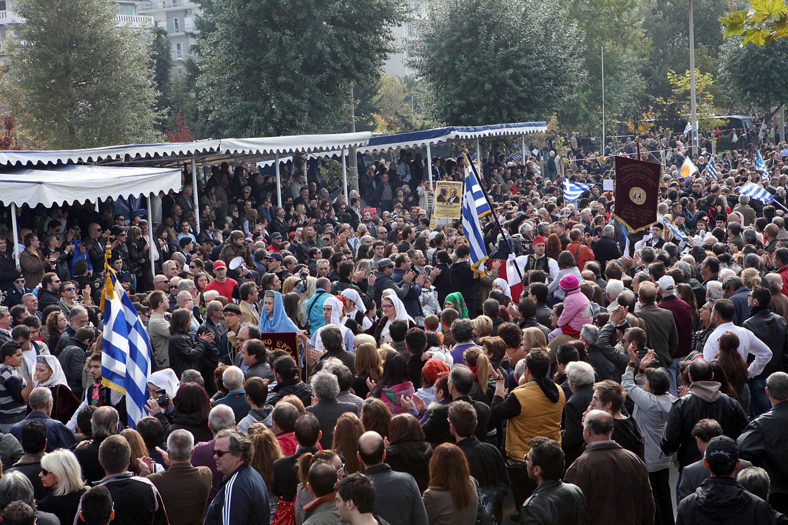 Αποδοκιμασίες κατά των επισήμων στην Θεσσαλονίκη – «Μακεδονία Ξακουστή» τραγουδούν πολίτες