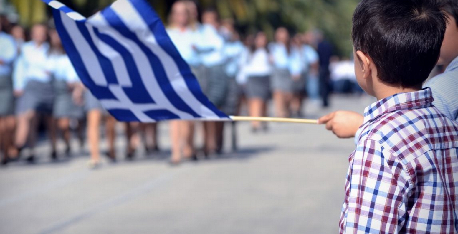 Θεσσαλονίκη: Με συνθήματα για τη Μακεδονία πραγματοποιήθηκε η μαθητική παρέλαση (βίντεο)